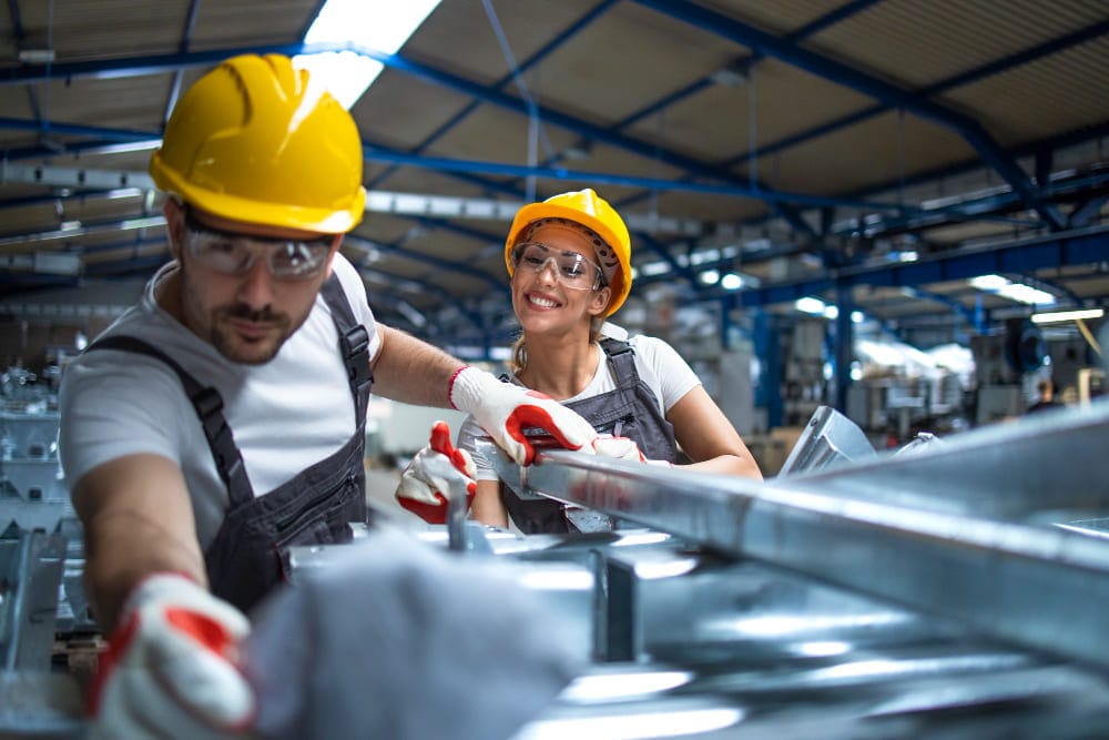 homme et femme travaillant en industrie