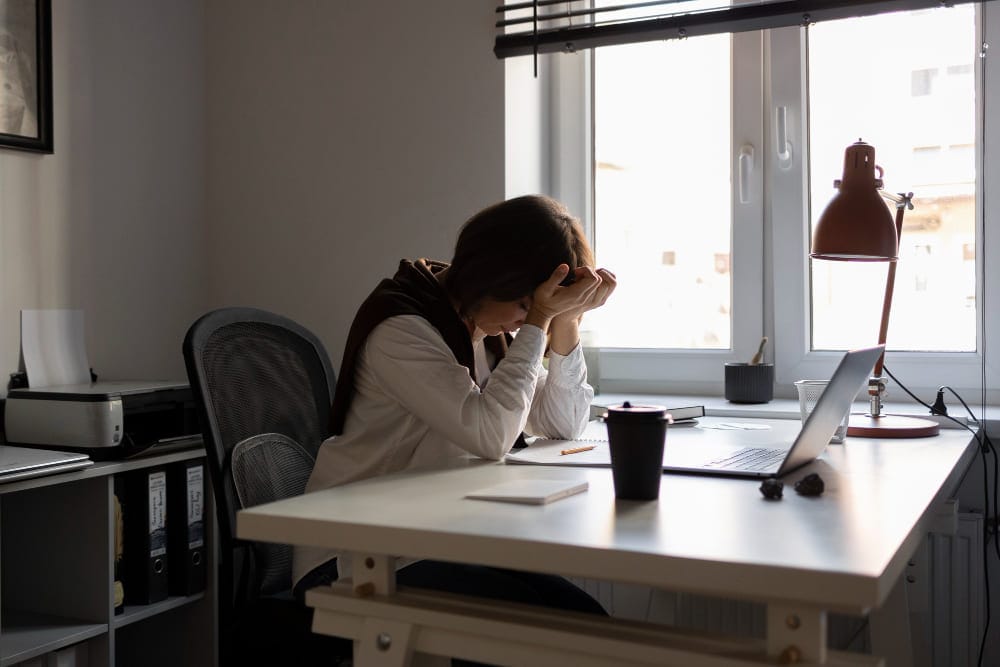 femme seule dans un bureau